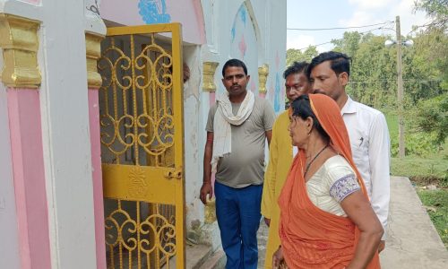 मंदिर का ताला तोड़कर वारदात, श्रद्धालुओं में आक्रोश; पुलिस ने मामला दर्ज कर शुरू की जांच।