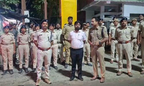 बारसोई में पुलिस प्रशासन ने निकाला फ्लैग मार्च, शांतिपूर्ण पर्व मनाने का दिया भरोसा