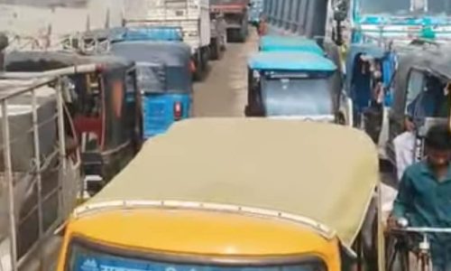 दयचन मे आरओबी निर्माण से बारसोई-बालरामपुर मुख्य सड़क पर जाम, राहगीर परेशान