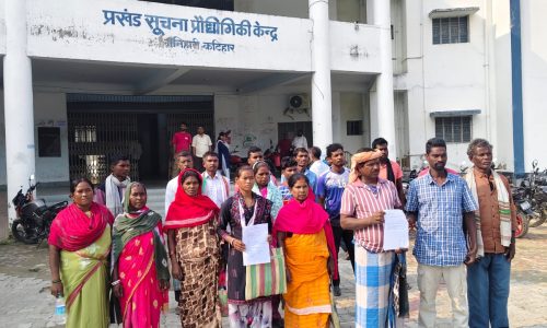 भूमिहीनों ने आवासीय भूमि बंदोबस्ती के लिए सीओ को दिया आवेदन
