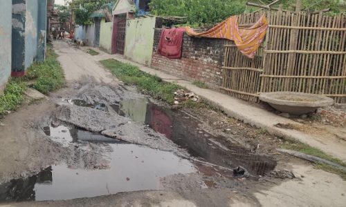 नाले का गंदा पानी सड़क पर बहने से ग्रामीण परेशान