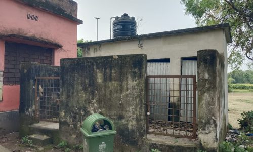 सामुदायिक शौचालय पर लटका ताला, लोगों को नहीं मिल रहा लाभ।
