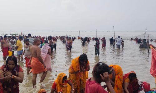 अमावस्या पर मनिहारी गंगा तट पर उमड़ी श्रद्धालुओं की भीड़, हजारों ने लगाई आस्था की डुबकी।