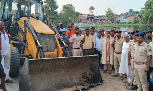 पोठिया बाजार में सरकारी पोखर की जमीन से अतिक्रमण हटाया गया