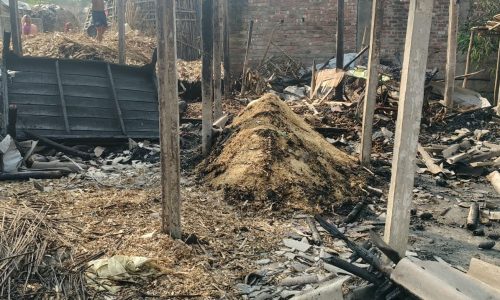 खाना बनाते समय लगी आग, छह घर जलकर राख