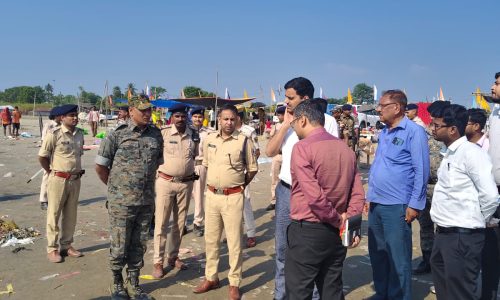 डीएम-एसपी ने गंगा तट पर लिया सुरक्षा व्यवस्था का जायजा, कृत्रिम तालाब में विसर्जन की अपील