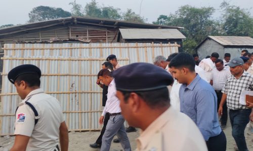 मनिहारी गंगा तट पर पहुंचे डीआरएम, रेलवे की 21 एकड़ जमीन का लिया जायजा।