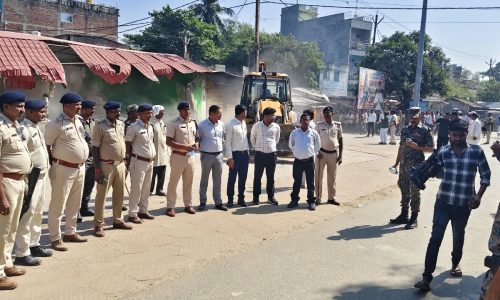 हाई कोर्ट के निर्देशों के बाद, मनिहारी में बुलडोज़र का इस्तेमाल करके एक दर्जन ढांचों (कतरों) को गिरा दिया गया और उस जगह को अतिक्रमण से मुक्त करा लिया गया।