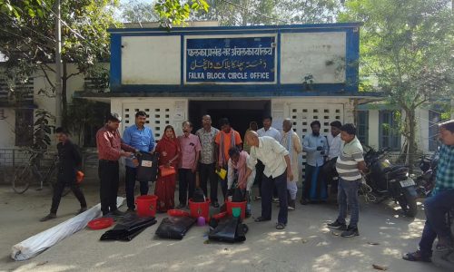 फलका में अगलगी से प्रभावित 18 परिवारों के बीच राहत सामग्री वितरित।